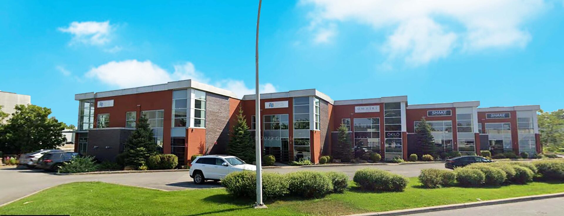 Façade avant du bâtiment industriel du 10 Gaston-Dumoulin situé à Blaineville, Québec.